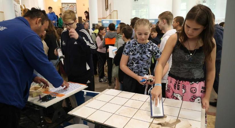 Általános iskolás diákok rakták a térkövet a Vedres iskolában – galériával, videóval