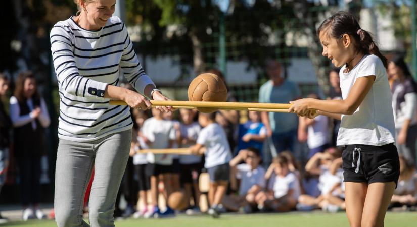 A gyerekek és a szülők együtt mozognak a közösség összekovácsolását szolgáló programon