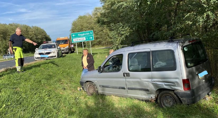 Figyelmetlenségből törtek az autók a Stop táblánál – videó