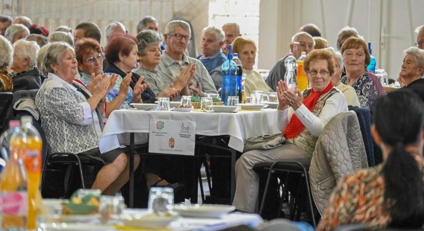 Fellépőkkel és ebéddel köszöntötték Bácsbokod időseit – galériával