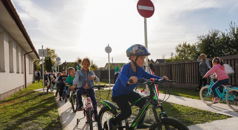 Kresz Park épült Ikrényben - A közlekedésről tanulhatnak az óvodások és kisiskolások - fotók