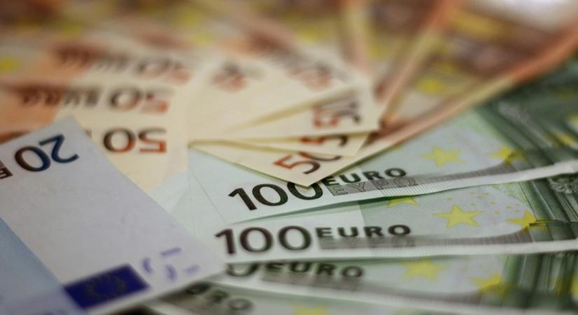 Kedd este erősödött a forint, 400 alatt az euró