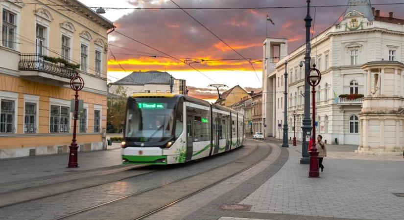 Villamosnak ütközött egy autó Miskolcon