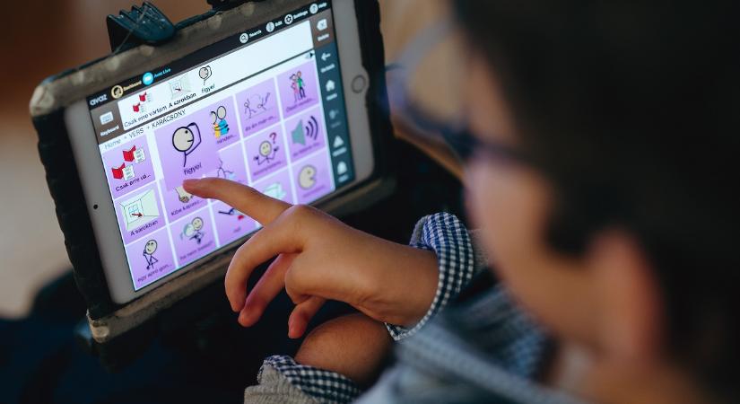 Magyar nyelvű app vált elérhetővé a beszédzavarral küzdő gyerekek és felnőttek számára