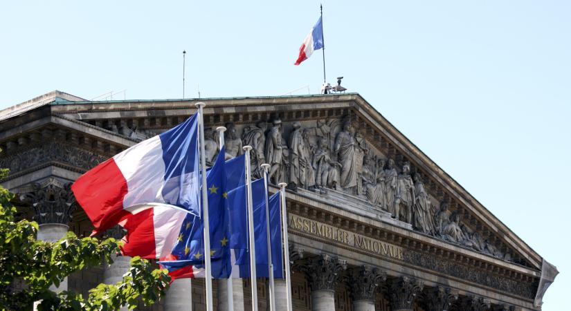 Nem bukott meg a francia kormány, és ezt a szélsőjobboldalnak köszönheti