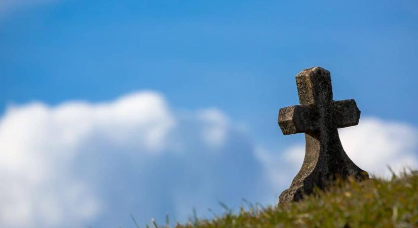 Botrány a gyászmisén, megzsarolta a pap Haga Ferencet