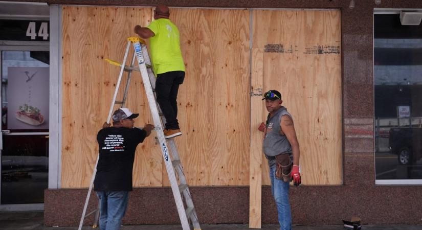 Florida történetének legnagyobb kötelező kitelepítését rendelték el az érkező hurrikán miatt