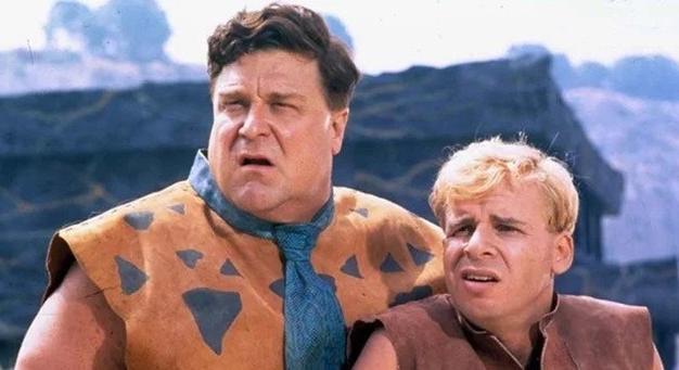 A Flintstone család két sztárja, Frédi és Béni így néz ki most, 30 évvel a bemutató után