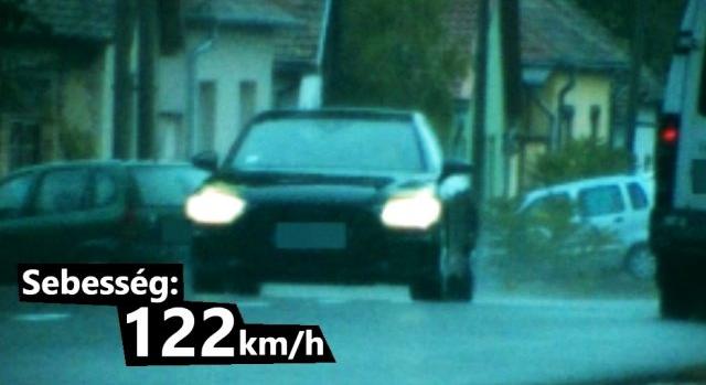 Jól megy a fekete Audi: 50-es táblánál akár 122 km/órát is tud!