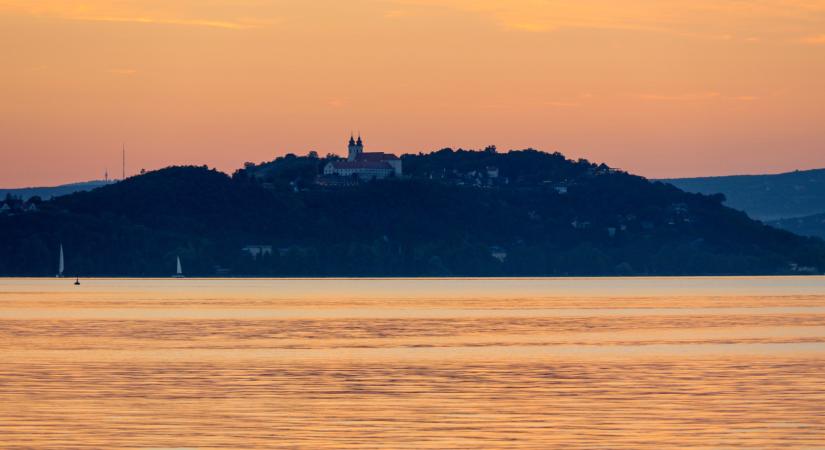 Érik a botrány, szennyvíz folyt a Balatonba heteken át: kiderült, egy strand is ezért zárt be