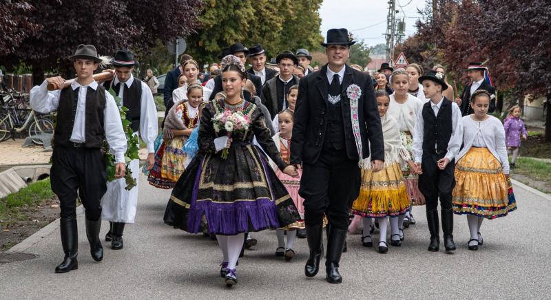 Hagyományőrző vidám szüreti felvonulás és bál Dusnokon