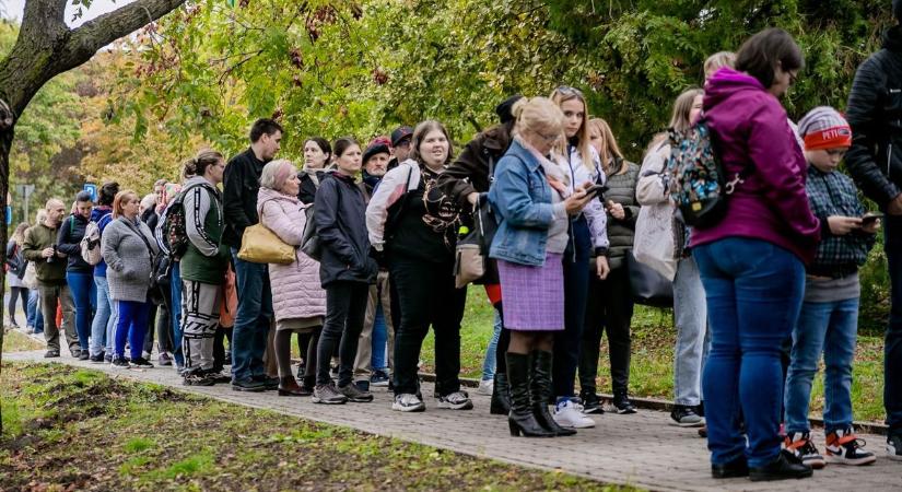 Könyvekért kígyózott a százméteres sor — képgalériával