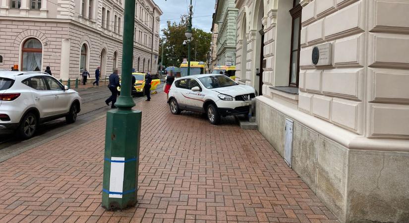 Belecsapódott egy autó a régi DÉMÁSZ székházába - videóval