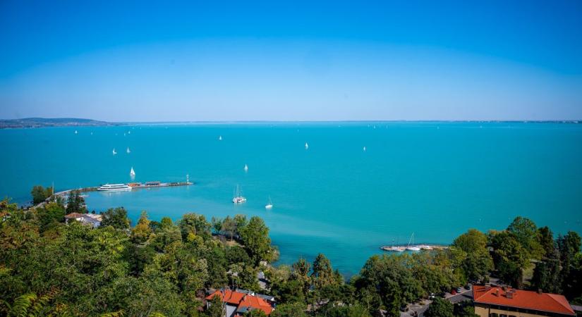 Szennyvíz ömlött a Balatonba heteken át, ezért zárták be a strandot Tihanyban a nyáron