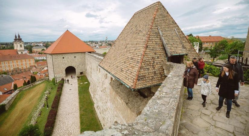 Menyasszonyok lepik el az egri várat ősszel