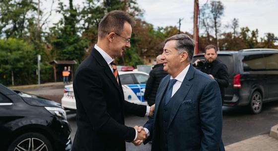 Szijjártó Péter Mészáros Lőrinccel parolázott az Orbán család bányájából kikövezett Budapest-Belgrád vasútnál