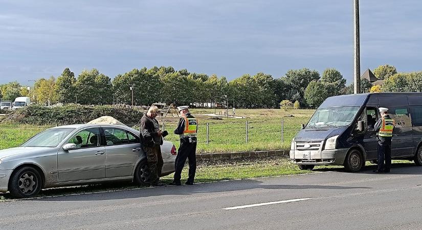 Mobil a fülön, tablet a kormányon