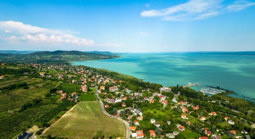 Hetekig szennyvíz folyt a Balatonba, ezért zárták be a tihanyi strandot