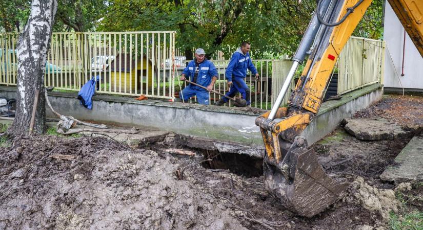 Abonyi csőtörés: óriási munkagép dolgozott az óvodánál, ahol a kerítés alól tört fel a víz