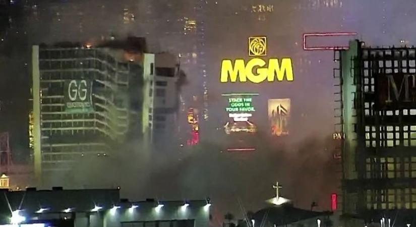 Ilyet biztos nem látott : tűzijátékkal kísérve robbantották fel Las Vegas ikonikus épületét  videó