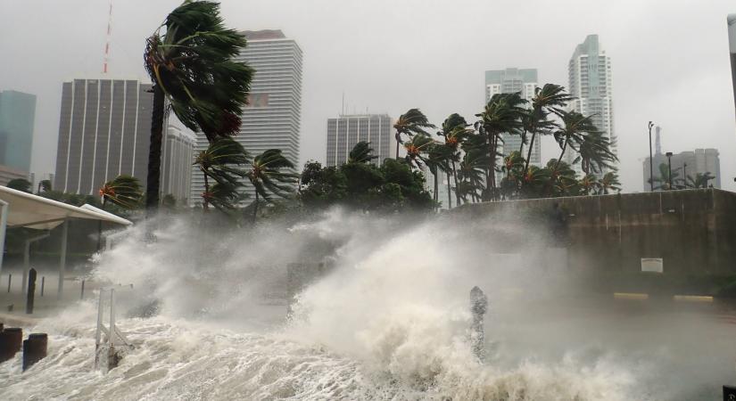 Holnap hajnalban csaphat le Floridára a hurrikán