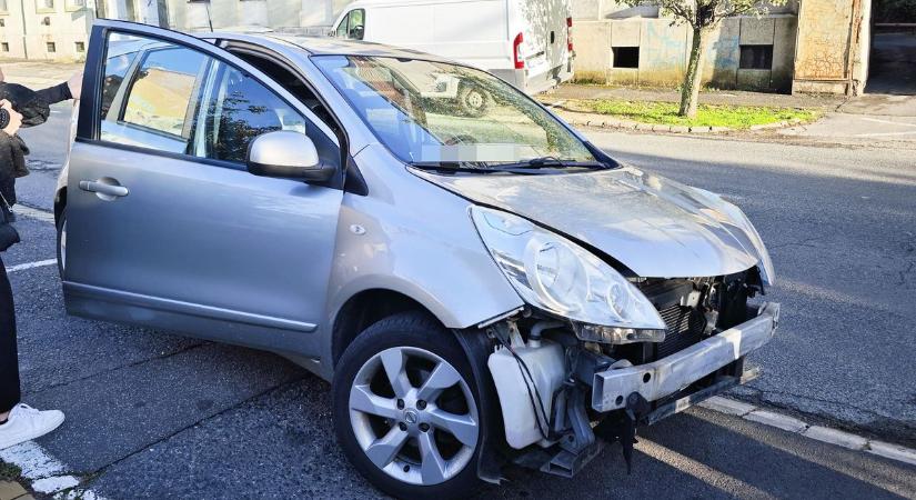 Kocsisort előző motorral ütközött egy kanyarodó autó Szombathelyen - helyszíni fotók