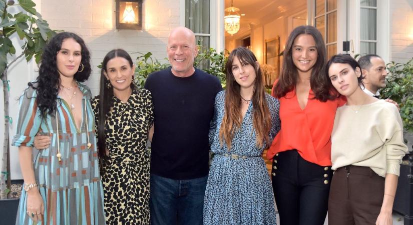 8 csodaszép fotó a Bruce Willis és Demi Moore párosról, ami tökéletesen bizonyítja, hogy a szeretetnek nincsenek határai