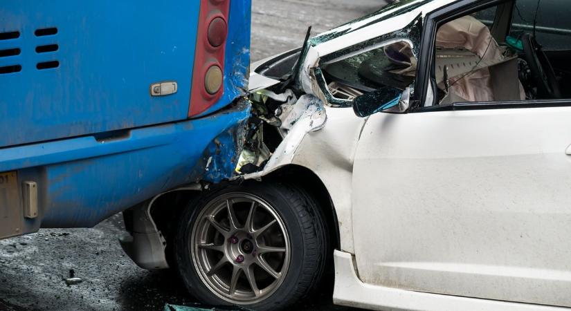 Több autó ütközött a 6-os úton, egy ember megsérült