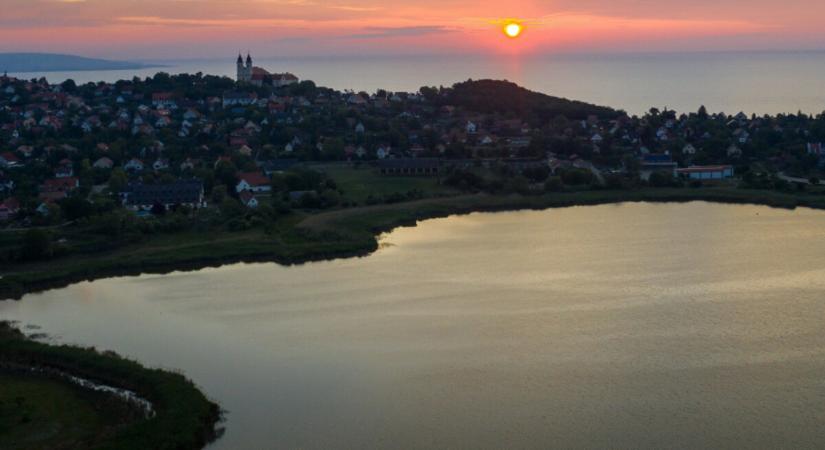 Most derült ki, hogy szennyvíz folyt a Balatonba heteken át – strandot is be kellett zárni