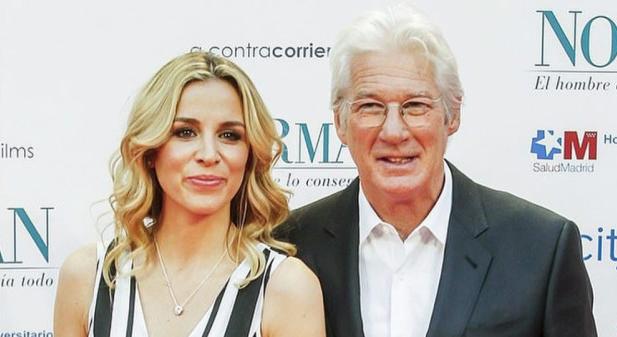 Richard Gere nem bírt magával, egyfolytában ölelgette a feleségét a vörös szőnyegen