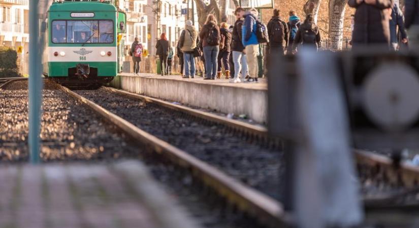 Teljes a káosz a közlekedési tárcánál: mivel nincs elég szerelvény az agg flottában, az állami MÁV-HÉV Zrt. járatritkítást készít elő