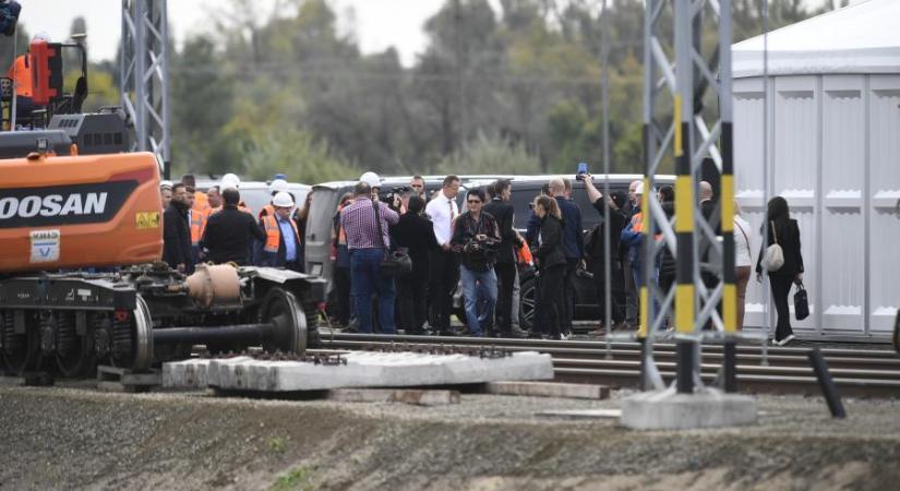 Tíz kilométert kerültek a tanyasi emberek, hogy Szijjártó és Mészáros nyugodtan avathasson