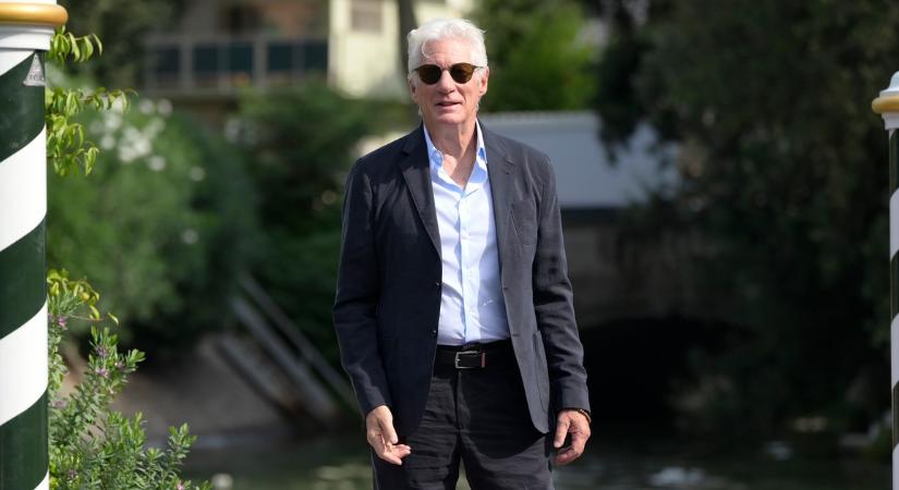 A 75 éves Richard Gere le sem vette a kezét a 33 évvel fiatalabb feleségéről: szorosan egymáshoz bújva állták végig az estét (fotók)