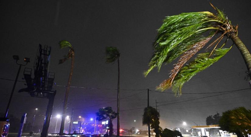 Élő adásban sodorta el az újságírót a hurrikán  videó