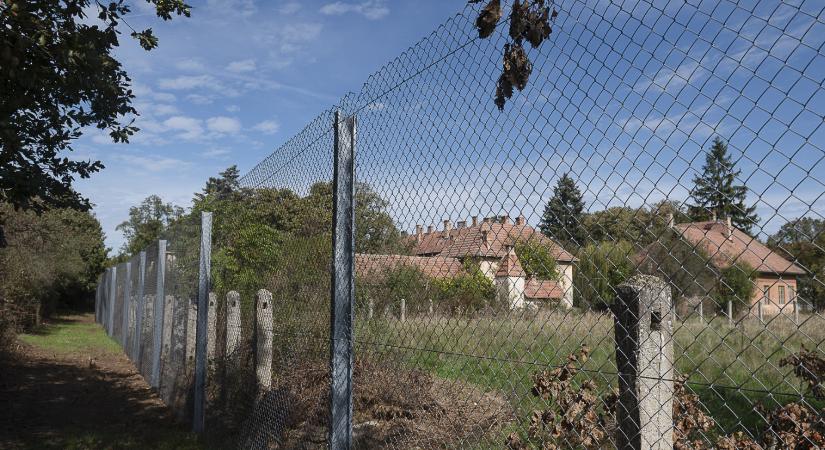 Továbbra is erős a rendőri védelem a vitnyédi „nem menekülttábornál”