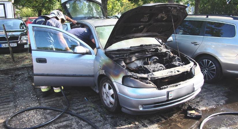 Kigyulladt egy autó motorja, szabadnapos vármegyei tűzoltó fékezte meg a lángokat