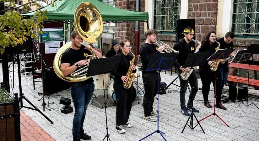 Nemzetiségek muzsikája a nagykanizsai sétálóutcán