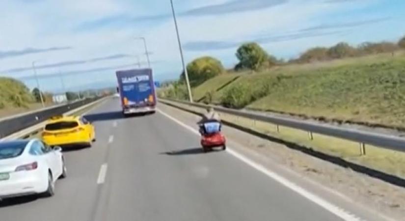 Videó: rokkantkocsival gurult egy idős férfi az M4-esen