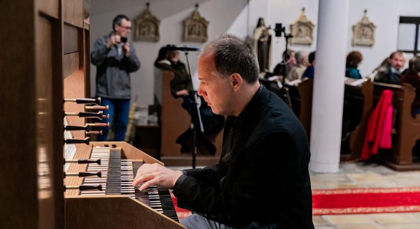 Orgonakoncert teltházzal a rácalmási római katolikus templomban – videóval