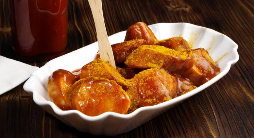 Így készül a németek kedvence, a currywurst - Sült kolbászfalatok fűszeres szószban