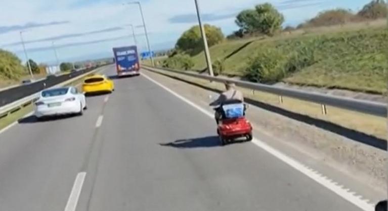 Videón, ahogy egy idős férfi elektromos kerekesszékkel közlekedett az M4-es autópályán