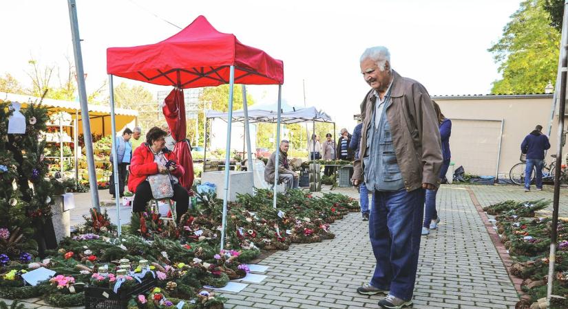 Kedvezményes áron kínálnak virágot, gyertyákat