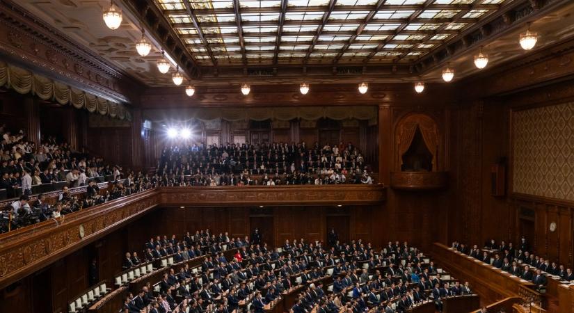 Feloszlatta a parlamentet a japán miniszterelnök