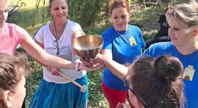 Zöld szívvel erdőn, mezőn: Természetközeli program az óvodapedagógusoknak