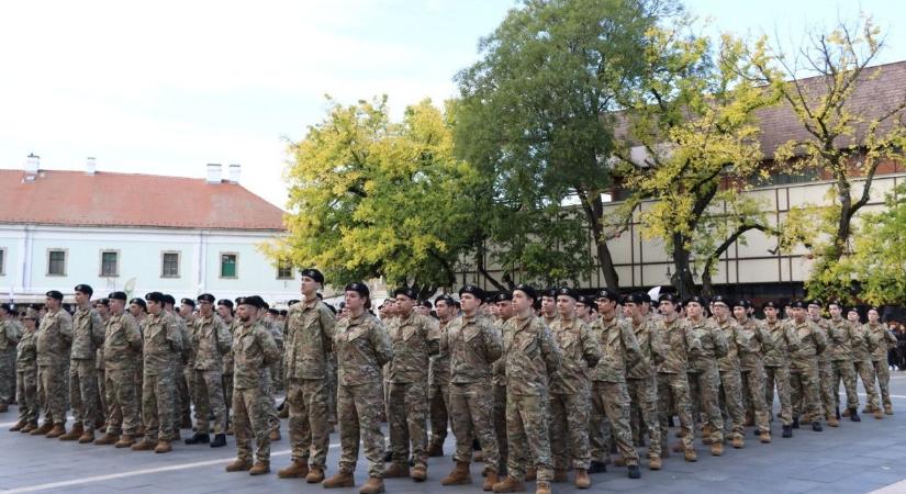 Katonai egyenruhát öltött sok száz egri középiskolás