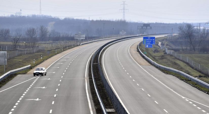 Egy idős férfi elektromos kerekesszékkel hajtott fel az M4-esre - videó