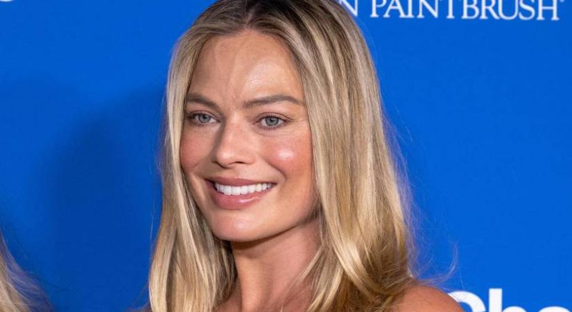 Margot Robbie szűk ruhában mutatta meg babapocakját: a színésznő már a 3. trimeszterben van