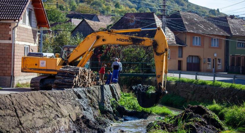 Kitakarítják a Kis-Homoród medrét Lövéte központi részén