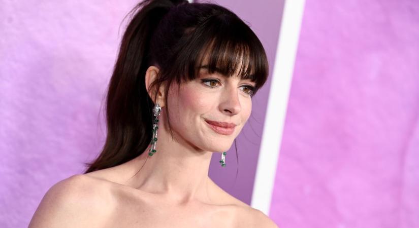 Kiakadtak a rajongók: Anne Hathaway-ről nagyon kínos videó terjed a neten, nyomós ok miatt kellett bocsánatot kérnie