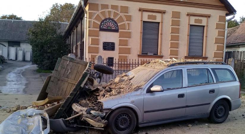 Oldalára borította az ütközés ereje a lovaskocsit